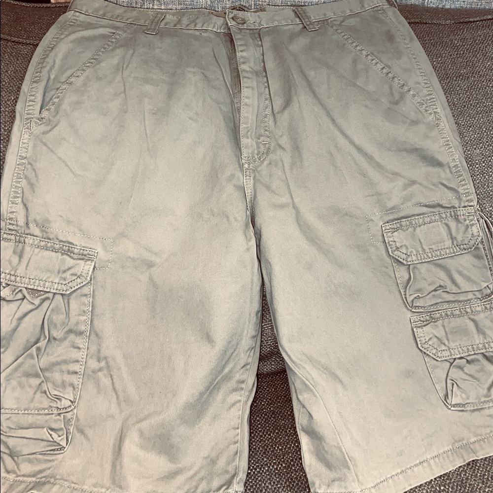 Men’s khaki Wrangler cargo shorts size 32.